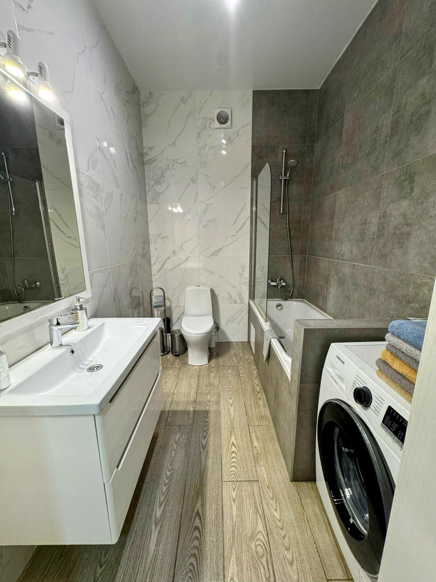 Vip Apartment У Центрі Міста, Новобуджк Театральний,Дуже Простора Rivne Exteriör bild