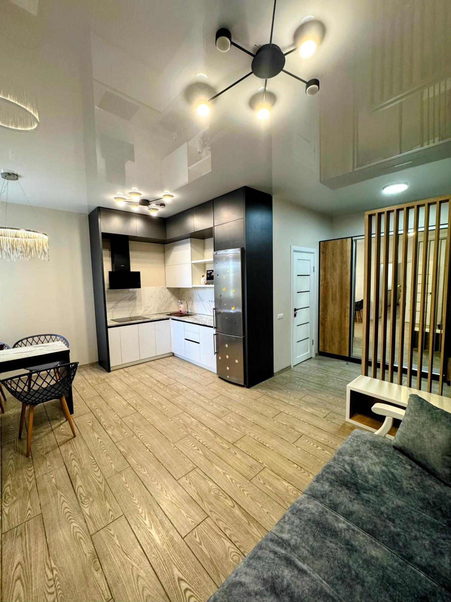 Vip Apartment У Центрі Міста, Новобуджк Театральний,Дуже Простора Rivne Exteriör bild