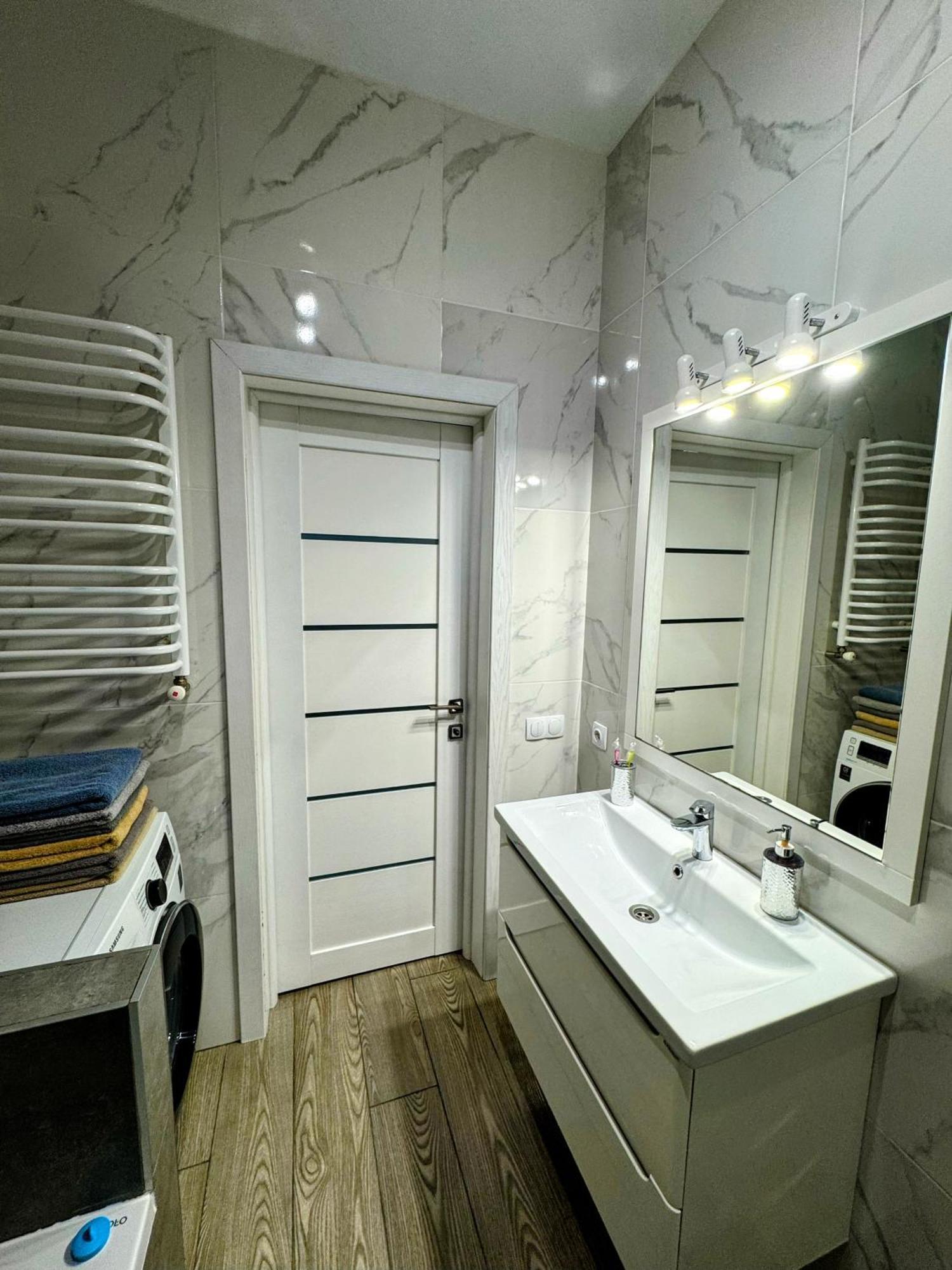 Vip Apartment У Центрі Міста, Новобуджк Театральний,Дуже Простора Rivne Exteriör bild